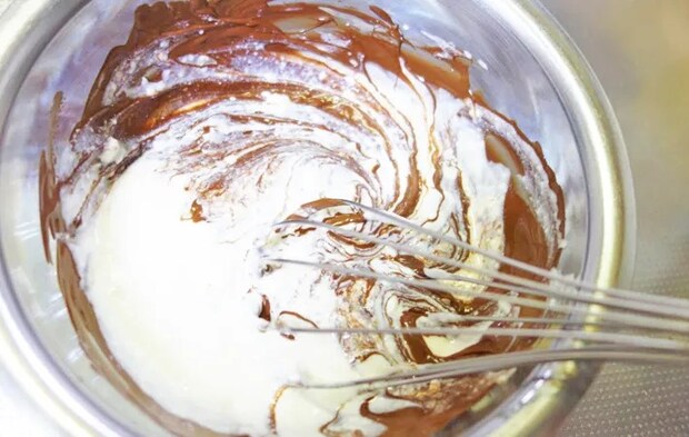 『水切りヨーグルト生チョコ』を作る写真（撮影：エニママ）