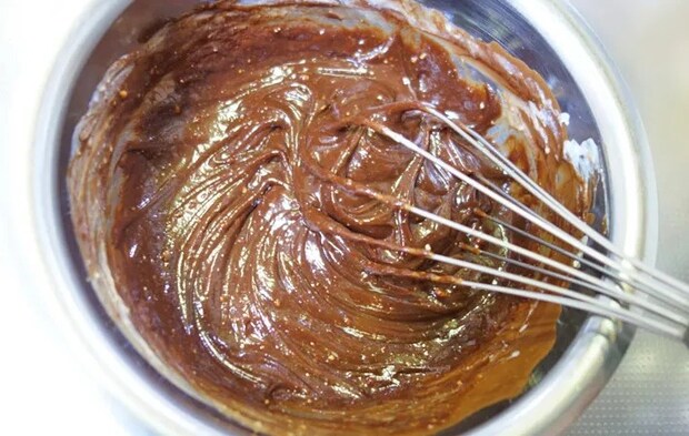 『水切りヨーグルト生チョコ』を作る写真（撮影：エニママ）