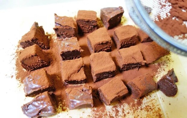 『水切りヨーグルト生チョコ』を作る写真（撮影：エニママ）