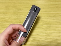 指紋がベタベタついたスマホ　服ではなく『220円』のアイテムで拭くと…　「めちゃキレイになった」