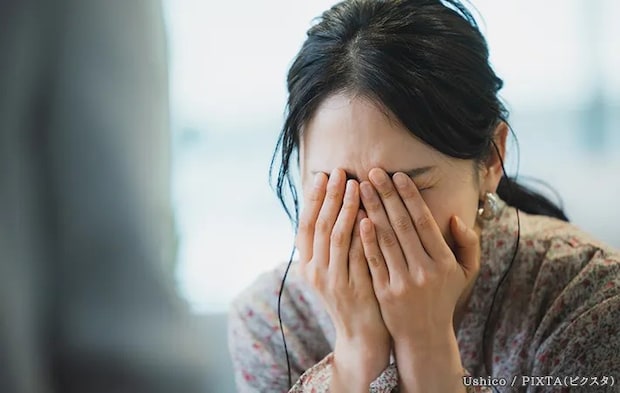 泣いている女性の写真