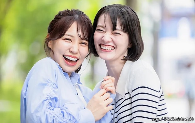 笑顔の女性の写真