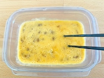 タッパーで『卵と納豆』を混ぜた後…　できたものが“ホテル級の仕上がり”で家族が絶賛！