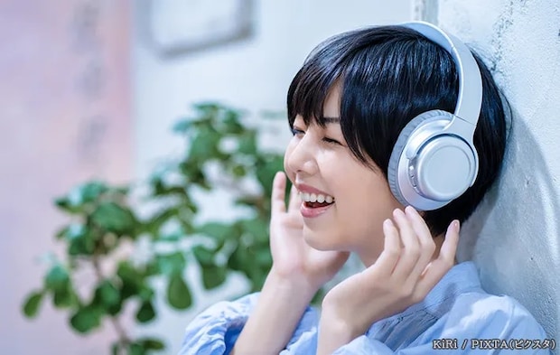 ヘッドフォンをする人の写真