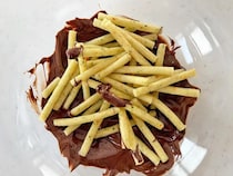 普通に食べるのもったいない！　『じゃがりこ』に溶かしたチョコを絡ませたら？