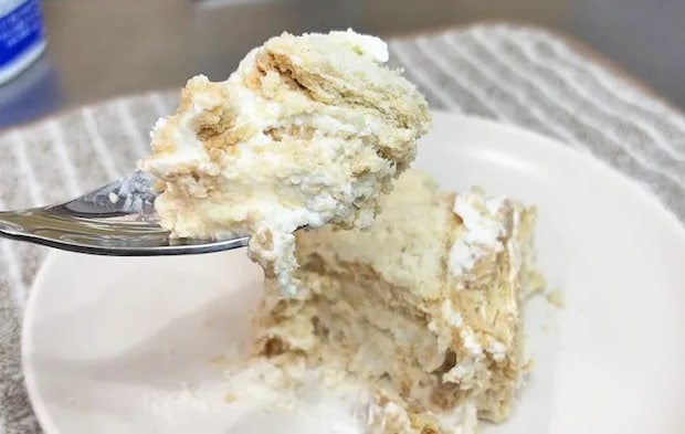 『ココナッツサブレとヨーグルトでチーズケーキ風』を食べる写真（撮影：キジカク）