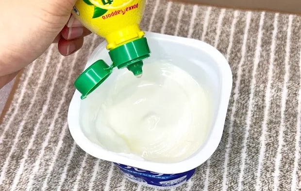 ヨーグルトにレモン汁をたらす写真（撮影：キジカク）