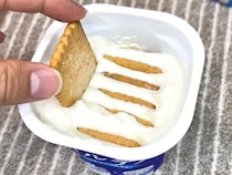 材料はココナッツサブレにヨーグルトとレモン汁！　『レアチーズケーキ風』を作ってみた