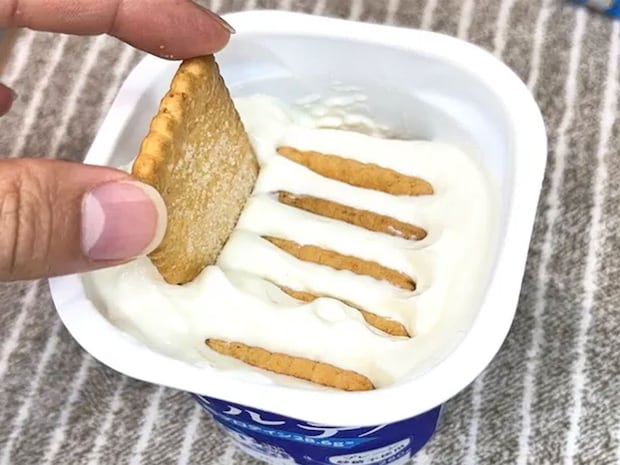 材料はココナッツサブレにヨーグルトとレモン汁! 『レアチーズケーキ風』を作ってみた