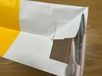 紙袋の下に「小窓」を作ると？　レジ袋が散らからない工夫に「真似したい」