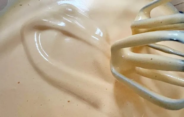 『簡単スポンジケーキ』の生地が泡立った写真（撮影：エニママ）