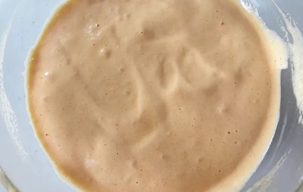 『簡単スポンジケーキ』の生地を混ぜる写真（撮影：エニママ）