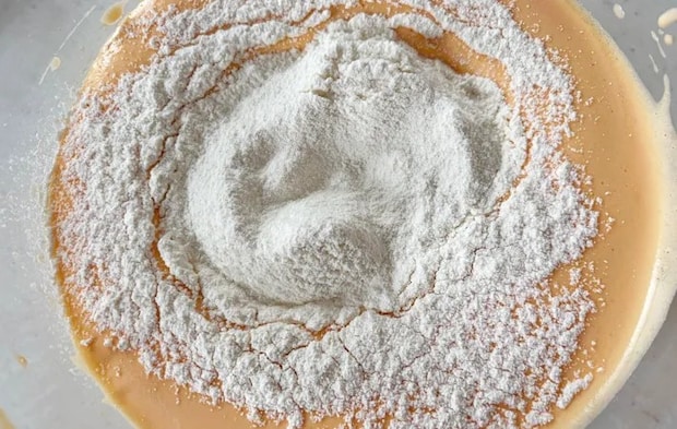 『簡単スポンジケーキ』の生地に薄力粉をふるい入れた写真（撮影：エニママ）