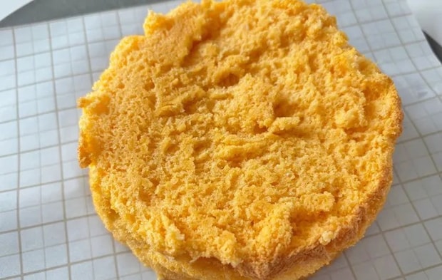 『簡単スポンジケーキ』を切った写真（撮影：エニママ）