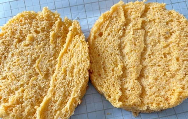 『簡単スポンジケーキ』を切った写真（撮影：エニママ）