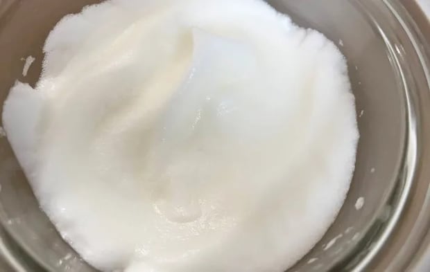 『材料3つのシェアガトーショコラ』の卵白を泡立てる写真（撮影：エニママ）