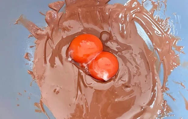 『材料3つのシェアガトーショコラ』のチョコと卵黄を混ぜる写真（撮影：エニママ）