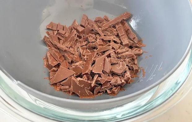 『材料3つのシェアガトーショコラ』のチョコレートを溶かす写真（撮影：エニママ）