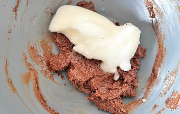 『材料3つのシェアガトーショコラ』の生地にメレンゲを混ぜる写真（撮影：エニママ）