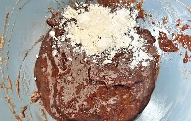 『材料3つのシェアガトーショコラ』の生地に薄力粉を混ぜる写真（撮影：エニママ）