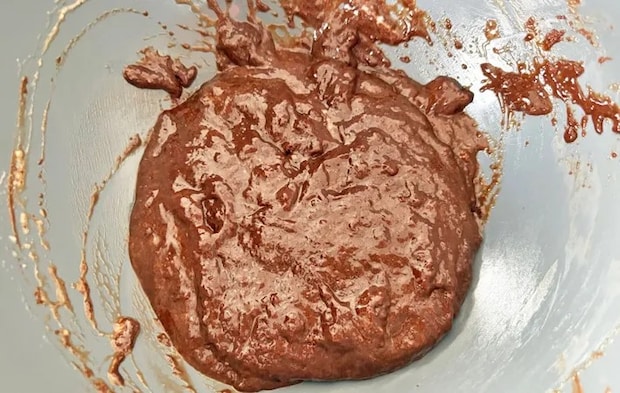 『材料3つのシェアガトーショコラ』の生地にメレンゲを混ぜる写真（撮影：エニママ）