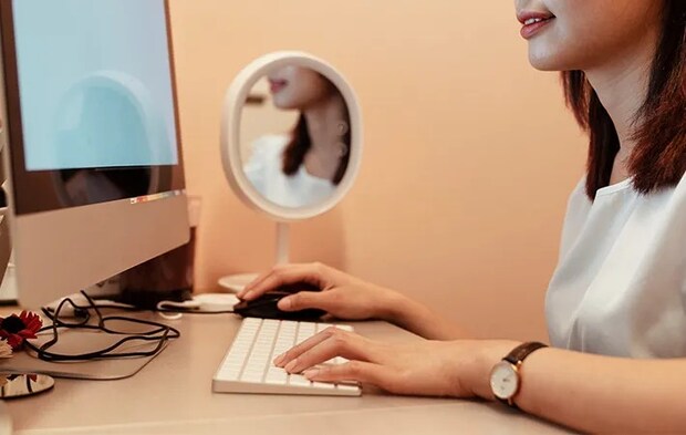 鏡を机に置く写真