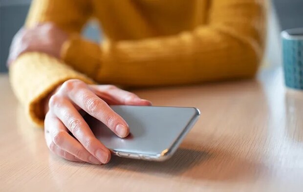 スマホを持つ人の写真