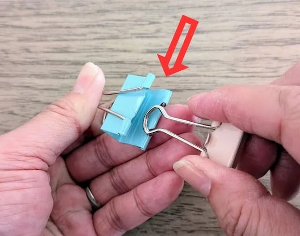 クリップを合体させる様子（撮影：grapeライフハック編集部）