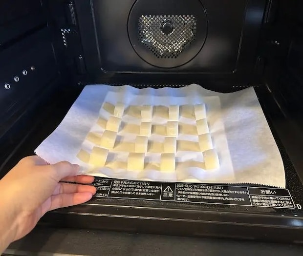 餅を電子レンジに入れている様子（撮影：grapeフード編集部）