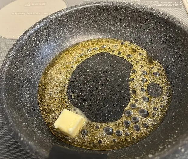 バターを加えた様子（撮影：grapeフード編集部）