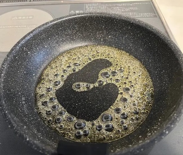 フライパンに砂糖と水を入れて加熱している様子（撮影：grapeフード編集部）