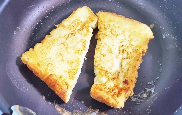 『3色フレンチトースト』を作る写真（撮影：エニママ）