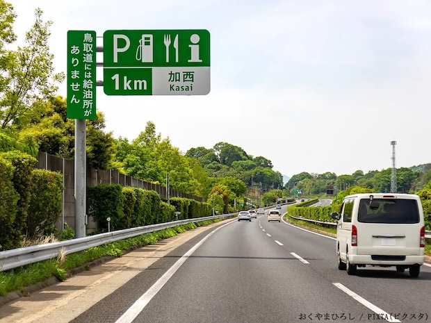【高速道路】混雑で車が停められない！　サービスエリアで大型車用スペースに停めるのはあり？