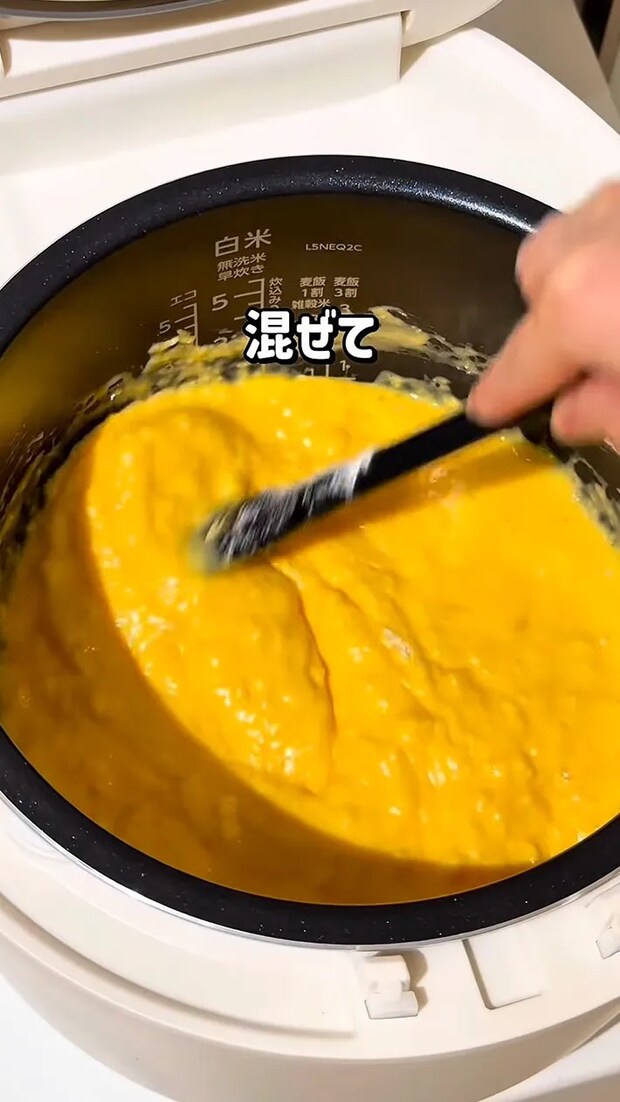 ケーキの材料を炊飯器で混ぜるシーンの写真