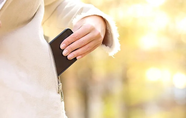 ポケットにスマホを入れる写真