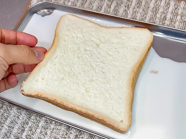 牛乳にパンを浸している写真（撮影：キジカク）