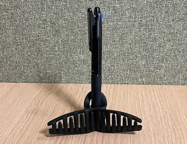 ヘアクリップにペンを挿した写真（撮影：grapeライフハック編集部）