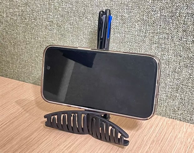 スマホを立てかけた写真（撮影：grapeライフハック編集部）