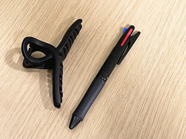 不器用な筆者でもできたヘアクリップ活用法　ペンと合わせればスマホが立つ！