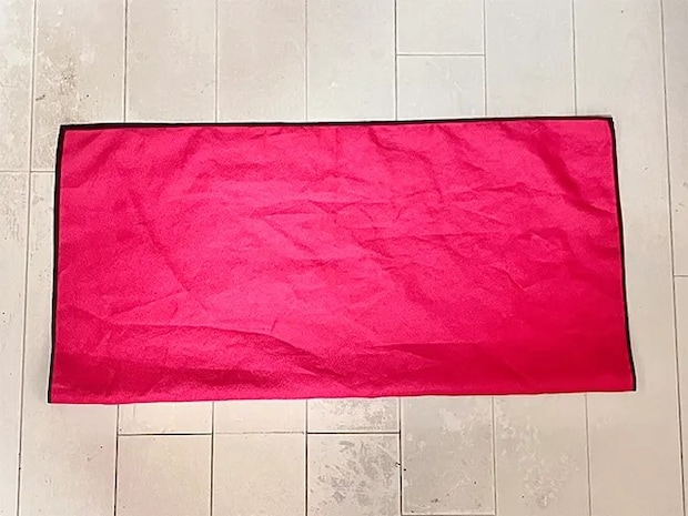 風呂敷を１回折る（撮影：grapeライフハック編集部）