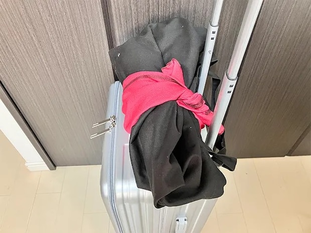 キャリーケースの上に置いたカバンを風呂敷で巻く（撮影：grapeライフハック編集部）