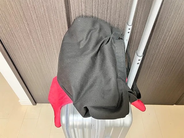 キャリーケースの持ち手に通した風呂敷の上にカバンを置く（撮影：grapeライフハック編集部）