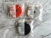 ビニール傘の持ち手に巻きつけると？　無印『結束テープ』の活用法に「すぐ真似します」