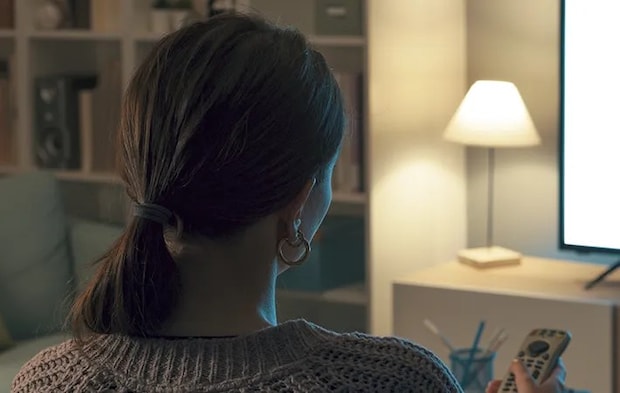 映画を見る女性の写真