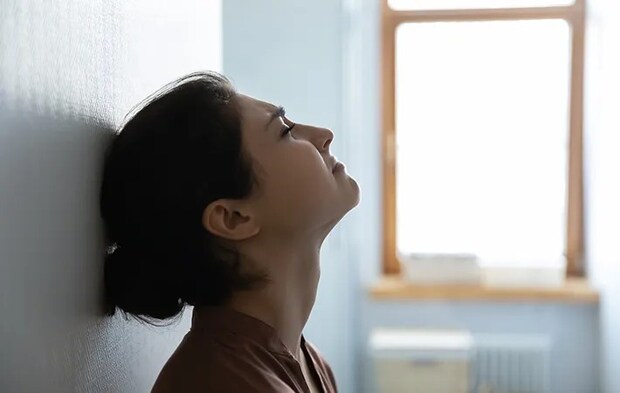 泣く女性の写真