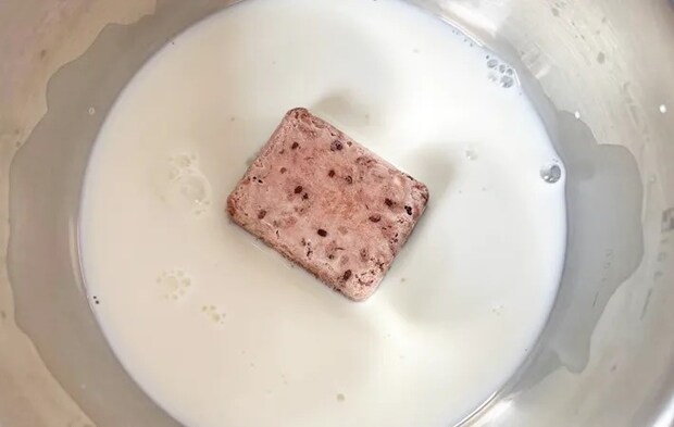 『おしるこフリーズドライあずきアイス』を作る写真（撮影：エニママ）