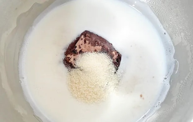 『おしるこフリーズドライあずきアイス』を作る写真（撮影：エニママ）