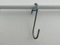 S字フックを『縦』に連結すると？　意外な収納テクに「コレは賢い」「早速試したい」