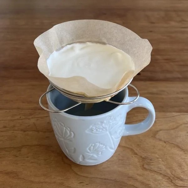 ドリッパーで水切りしている様子（撮影：grapeフード編集部）