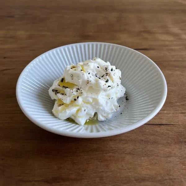 おつまみ風にアレンジした水切りヨーグルト（撮影：grapeフード編集部）